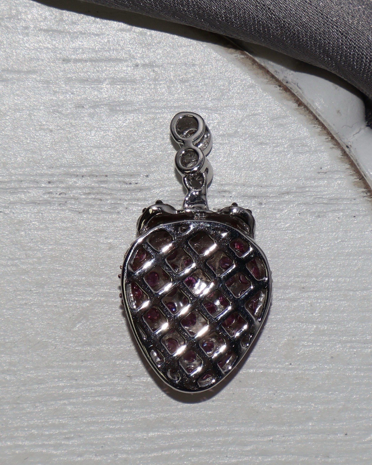 14k White Gold Strawberry Pendant 3.75G / 1in