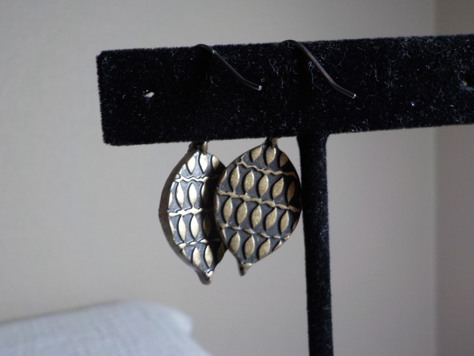 TWO TONE METAL OVAL HOOK ON EARRINGS WITH MOTHER OF PEARL DECOR 1.5″ X 5/8″