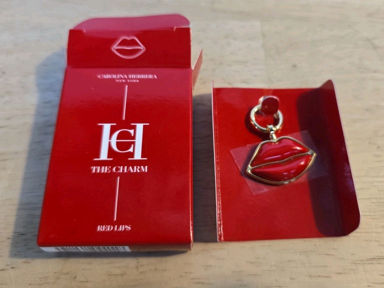 Carolina Herrera The Compact Accessory Ring / The Charm – Red Lips
