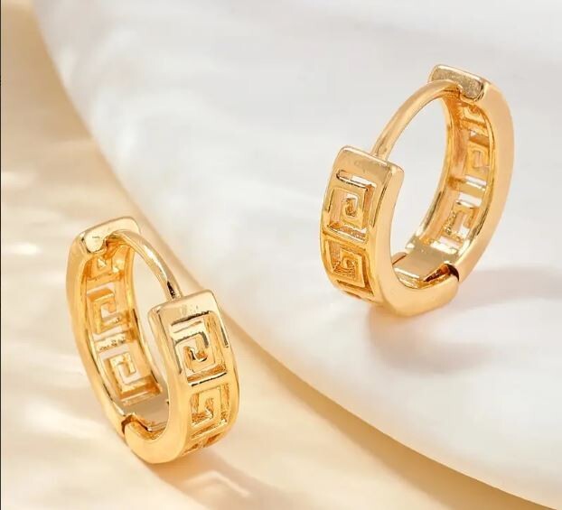 NEW VERY SMALL HUGGIE GREEK KEY ROUND HOOP EARRINGS 18k YELLOW GOLD PLATED .51″