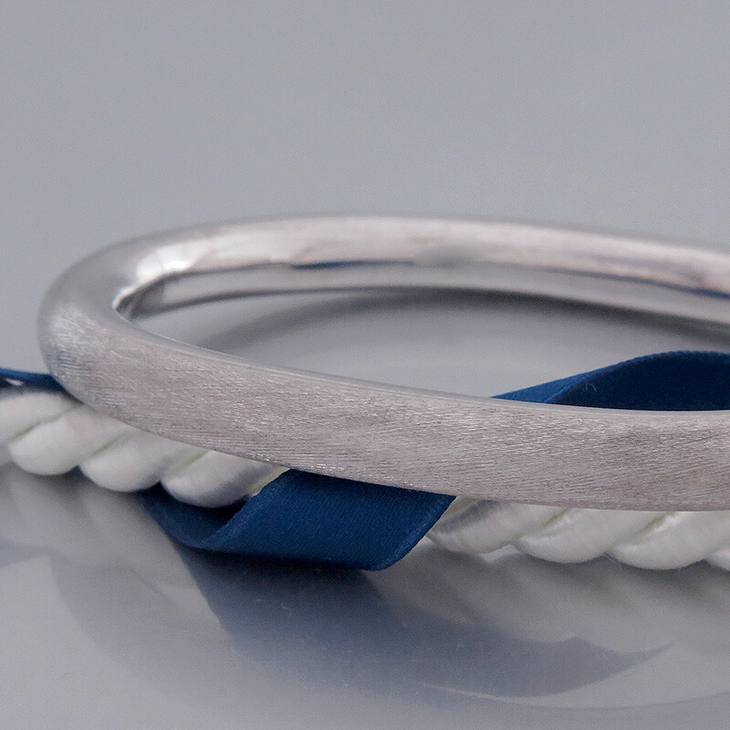 Vintage Bangle – Hinged in 14K/585 White Gold – Frosted Finish