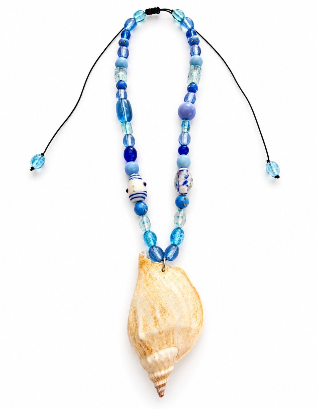 Collar veraniego con caracol y beads en tonos de azul y largo ajustable