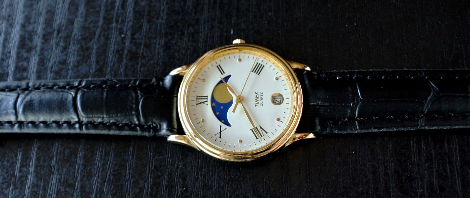 VINTAGE TIMEX DATE ELEGANT MOON PHASE DIAL QUARTZ MEN’S GOLDEN BLACK DRESS WATCH