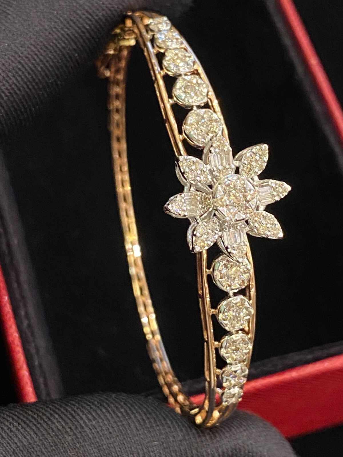 Stunning 1.90 Cts Round Baguette Cut Diamonds Hinged Bangle Bracelet In 14K Gold