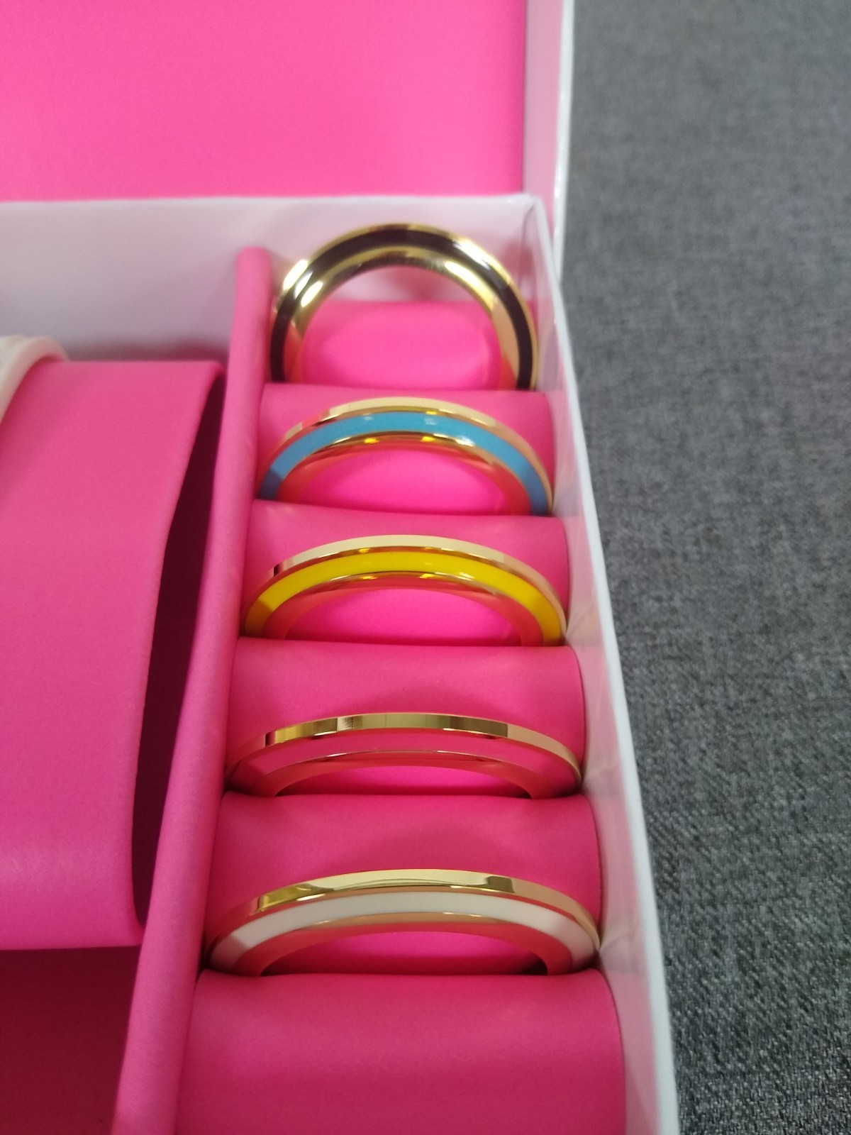 Isaac Mizrahi Live! Interchangeable Watch Set Silicone Bands & Bezel Rings Box
