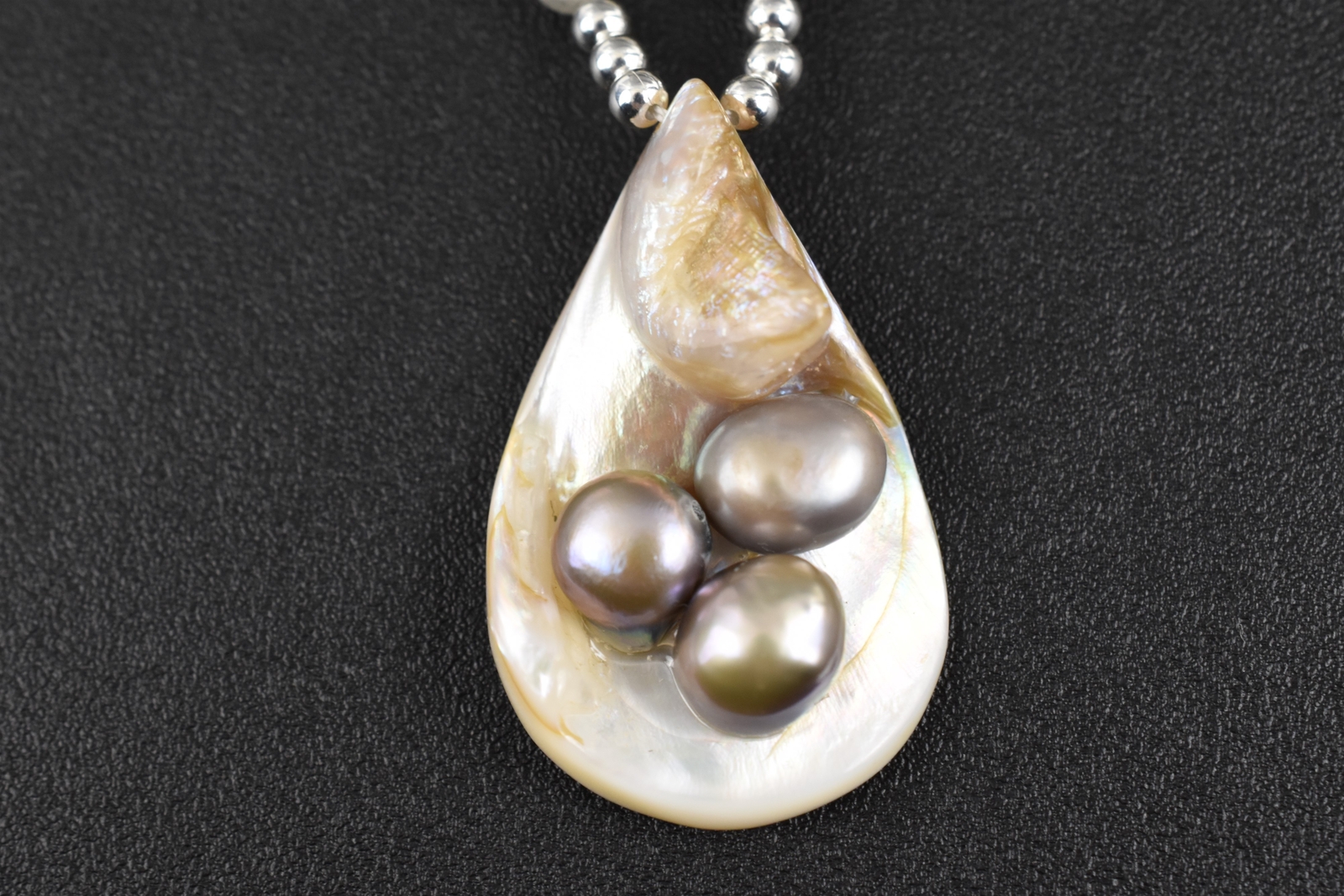 Elegant 17-1/2″ Sterling Labrodite Bead Necklace with Mother of Pearl Drop