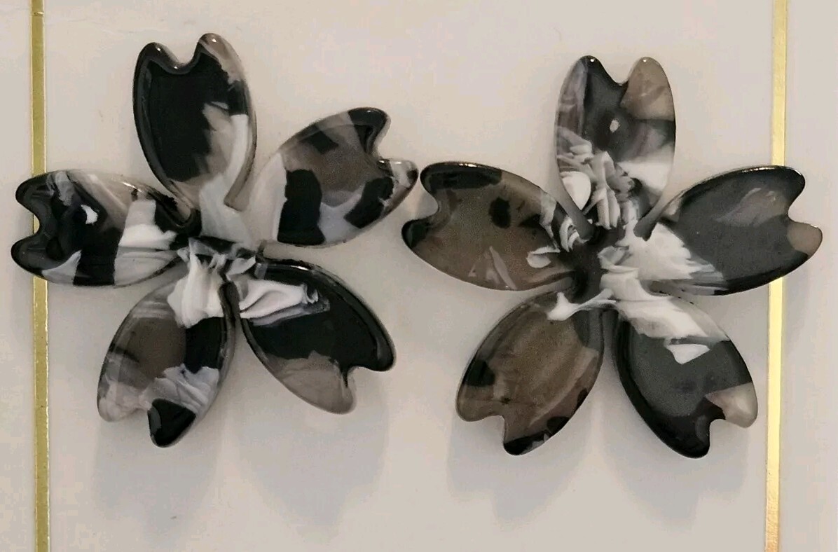 NWT Linny Co Acrylic Flower EARRINGS Black Gray White