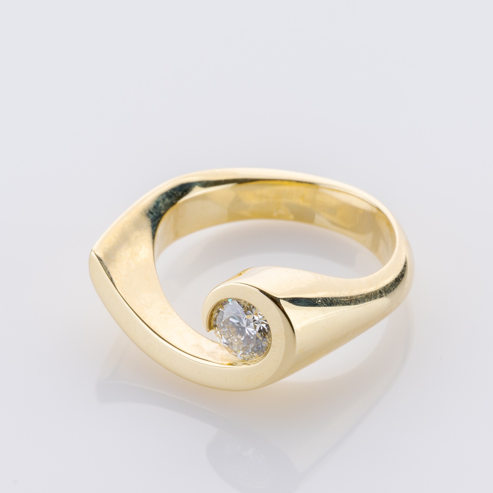 Ring in 585 gold with a 0.46ct diamond