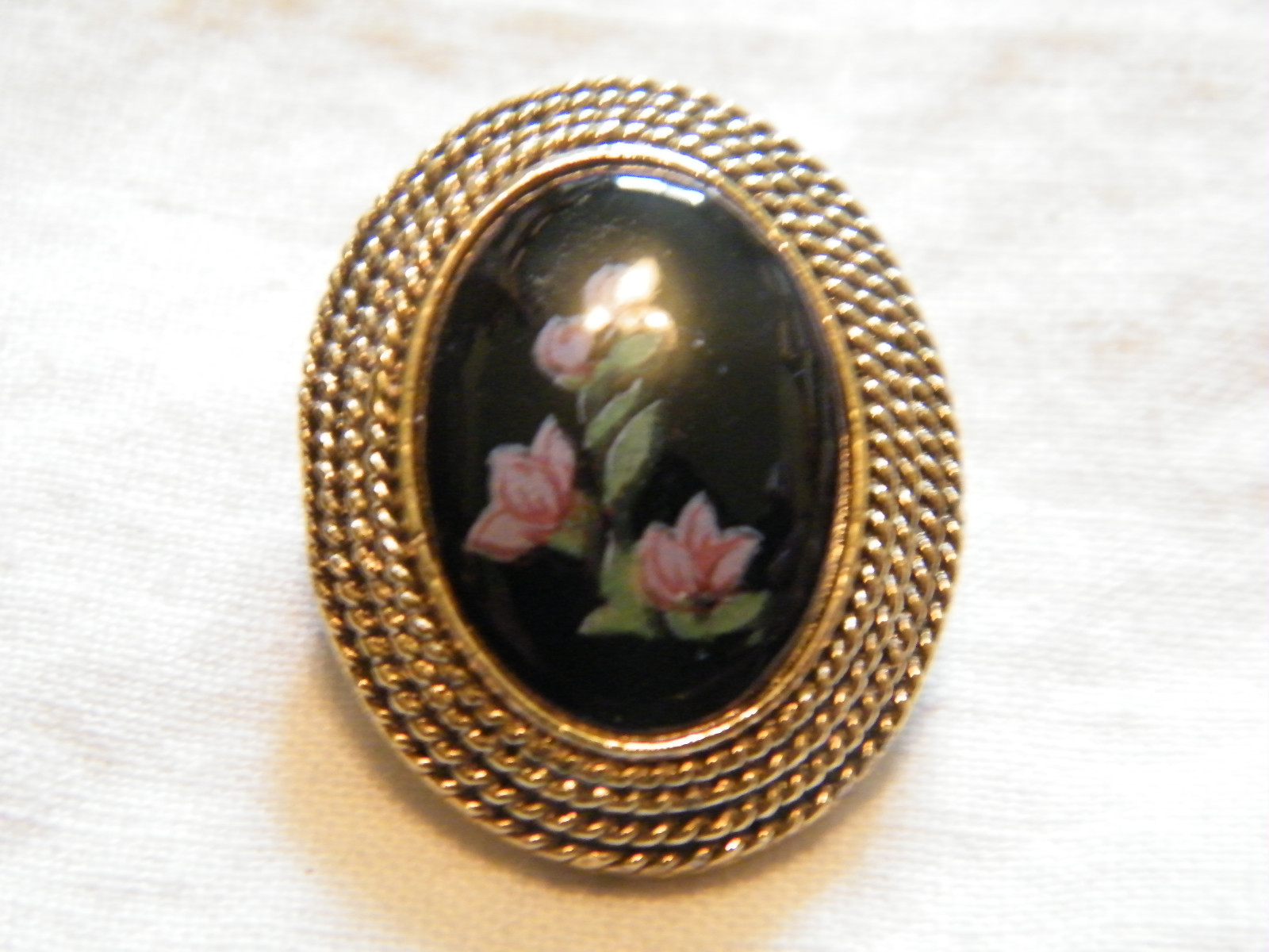 Beautiful Brooch Pin Gold Tone Textured Floral Cameo Black Lavander NICE