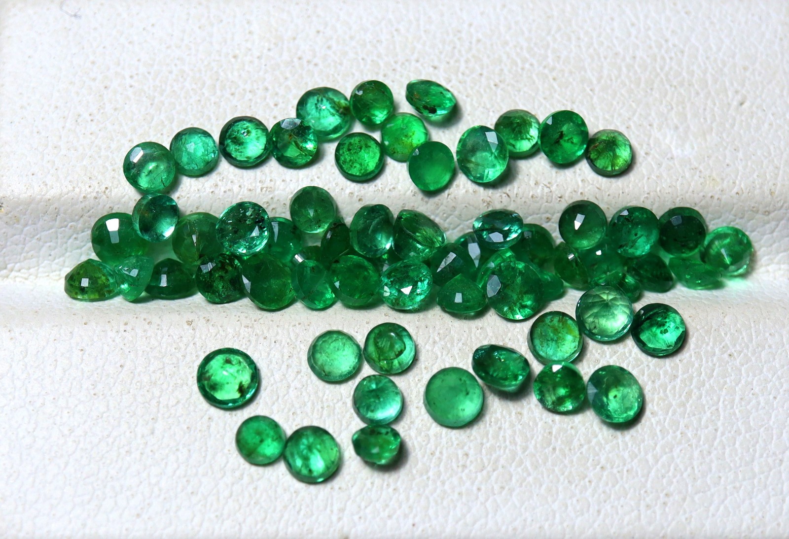 6.5Ct Natural Green Zambia Emerald Faceted Round Gemstones 66 Pcs Lot 2.5 To 3MM