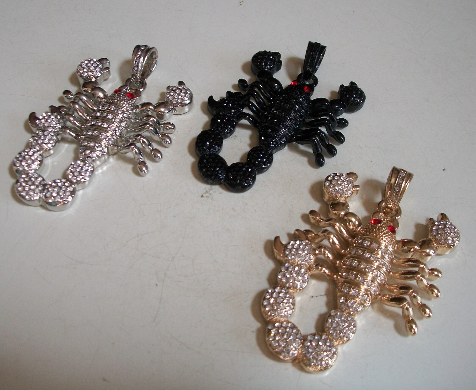 Men’s Black. Gold Or Silver Finish Scorpion Fashion Hip Hop Charm Or With Chain