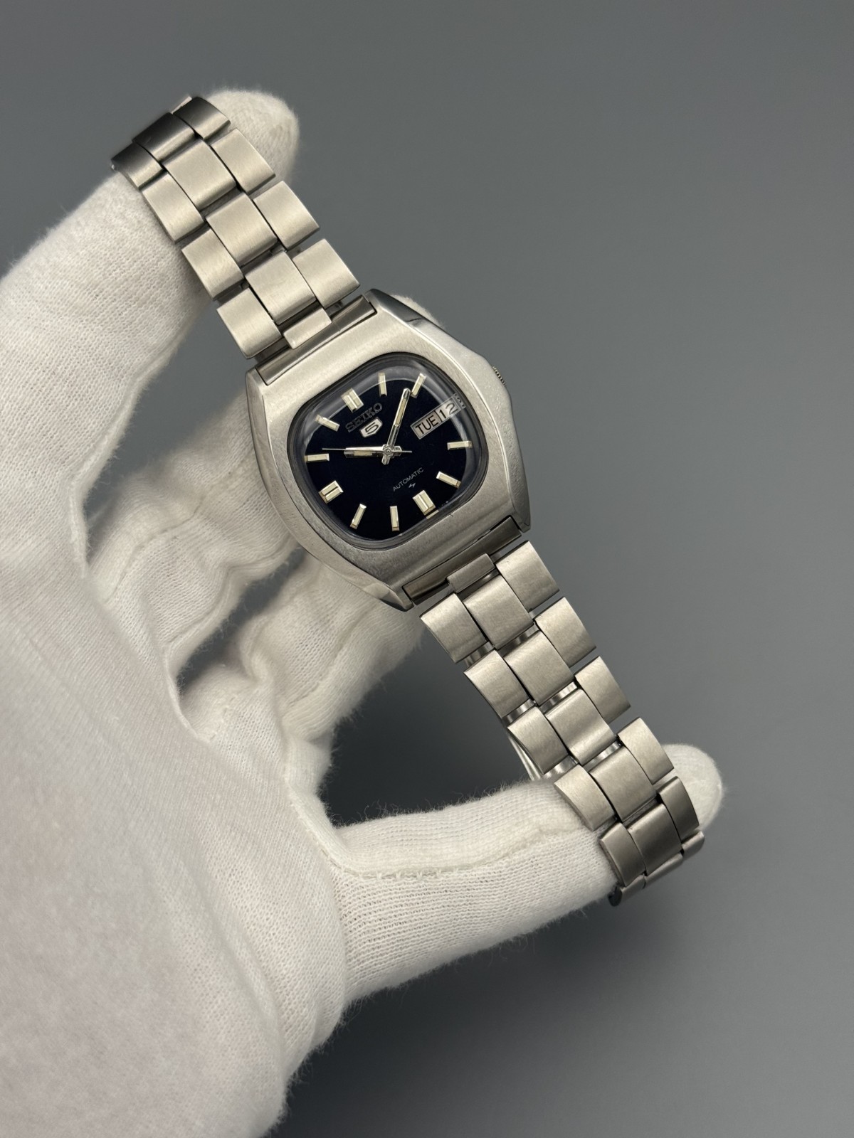 TV Shape Vintage Seiko 5 Automatic Black Dial Day/Date Men’s Wrist Watch Japan