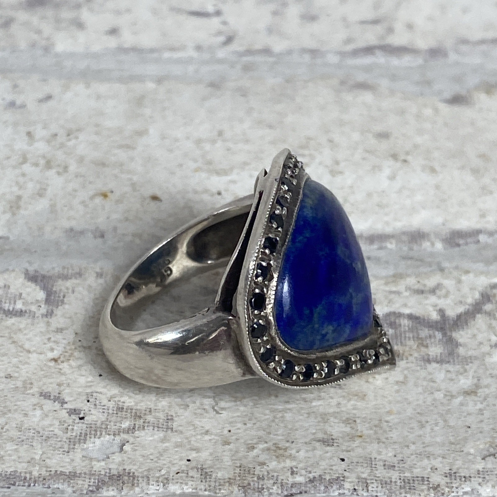 Sterling Silver Ring featuring a Lapis Lazuli Gemstone. Size P1/2