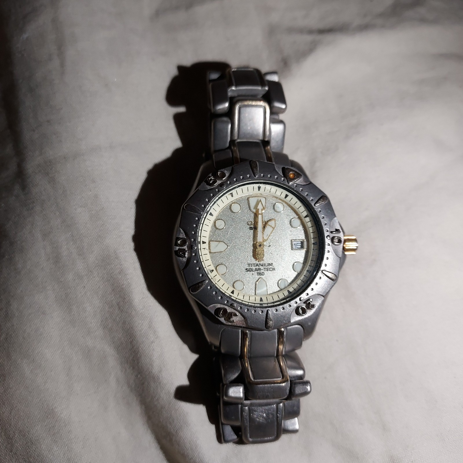 Seiko 200M Titanium Yellow Gold Dial Quartz 35mm Date Men’s watc