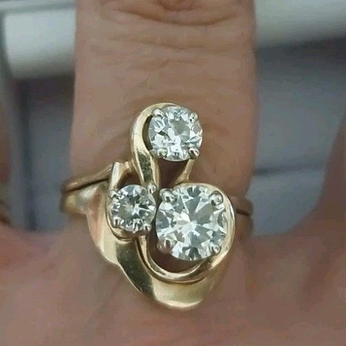 Three Stone Diamond Ring In 14K Gold With GIA Report Excellent Condition Size 7