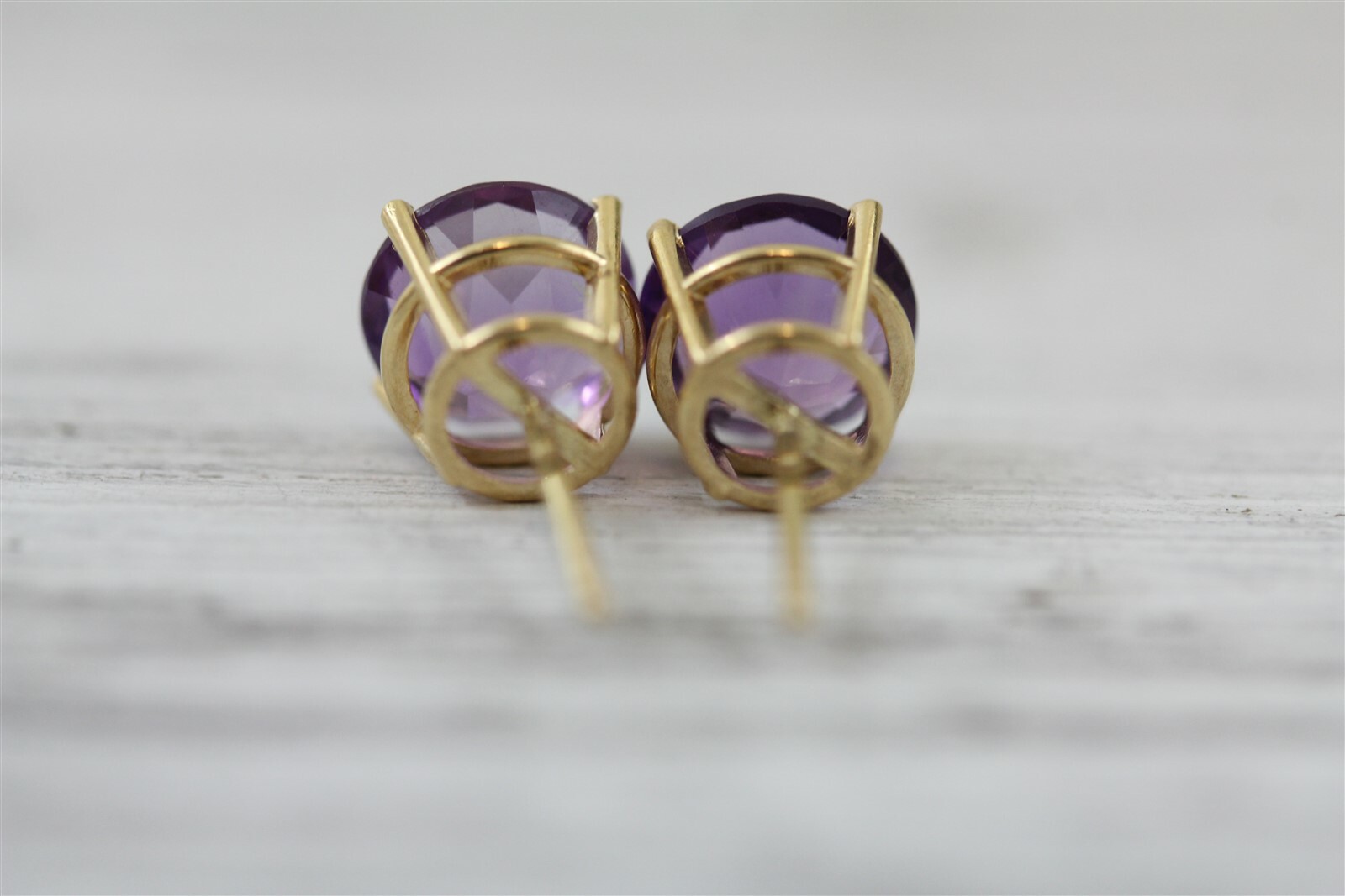 Vintage 14K Yellow Gold Amethyst Stud Earrings Purple Staple Classic Luxury