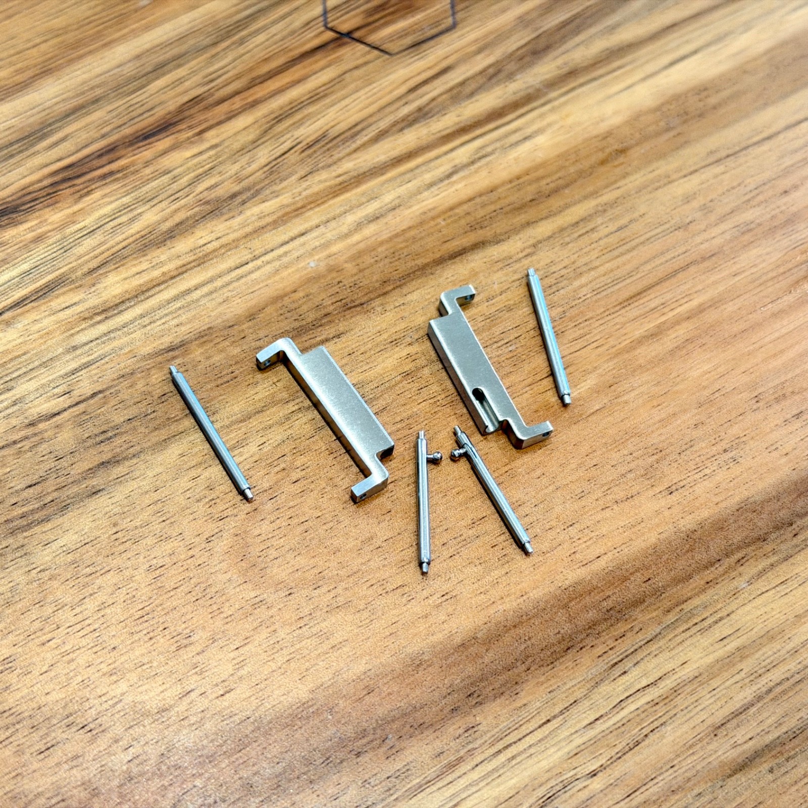 18mm to 22mm Watch Strap Connector Adapter – Stainless Steel, Brushed Silver