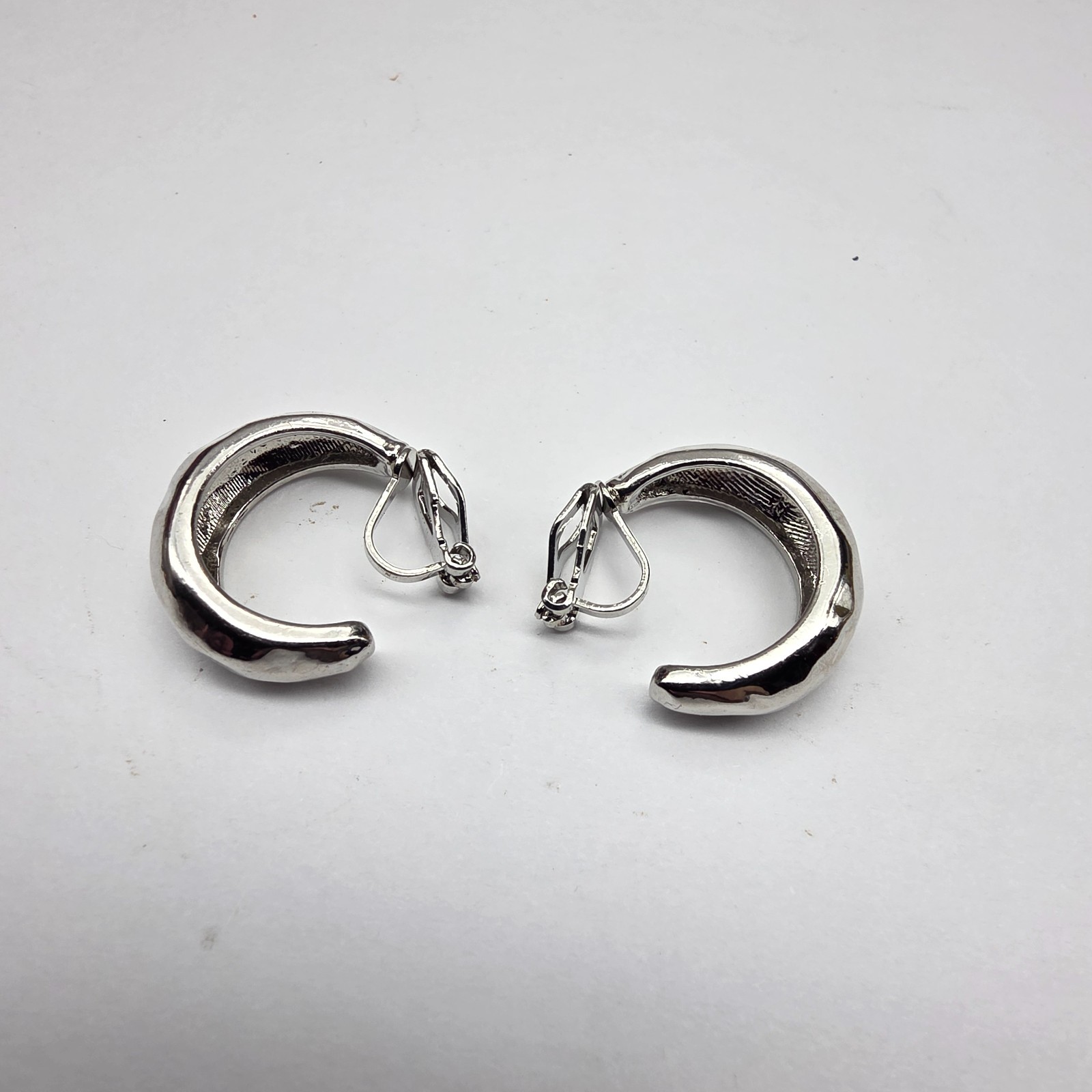 Hammer Textured Silver Tone Open Ended Tapered Hoop Clip On Earrings Vintage