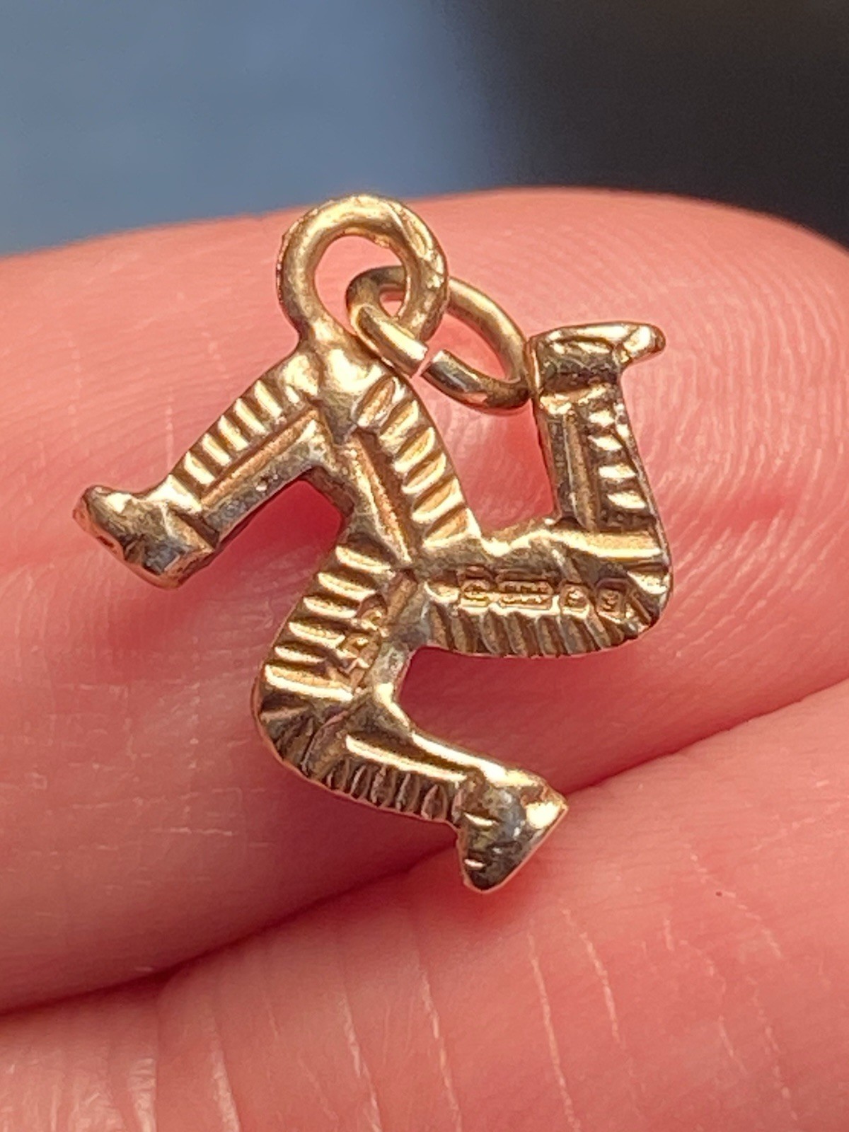 Vintage 1981 9ct Gold Isle of Man Manx Triskelion Charm LDP Birmingham 1.4g