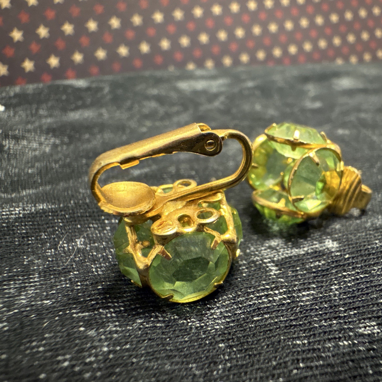 Green Simulated Crystal Clip-On Stud Earrings Gold Tone Prong Setting Round
