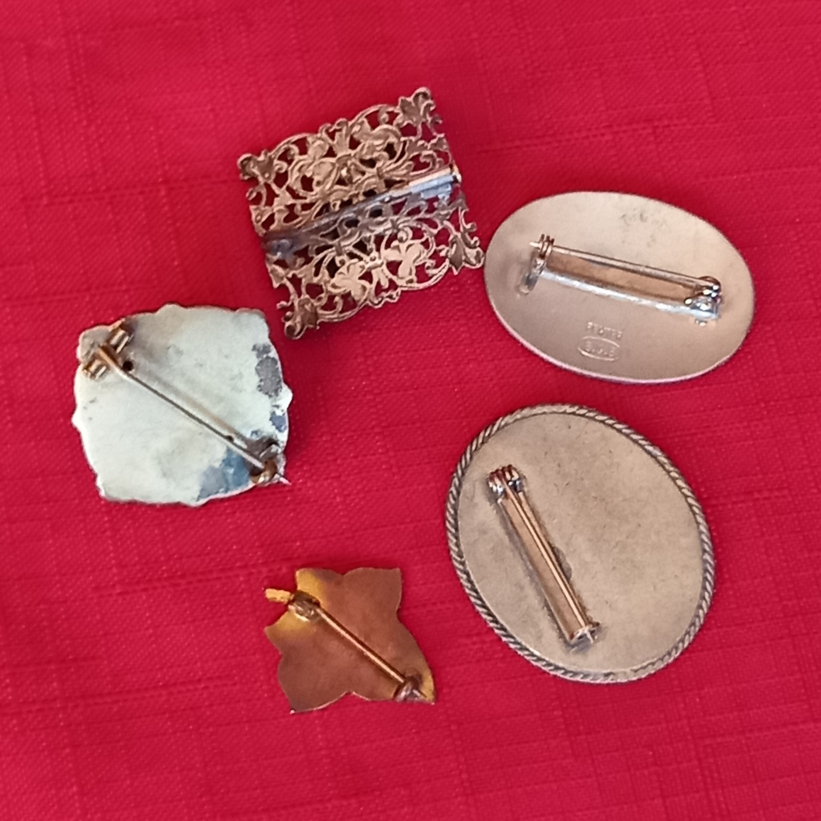 JOB LOT OF ANTIQUE/VINTAGE BROOCHES….IDEAL RESELL
