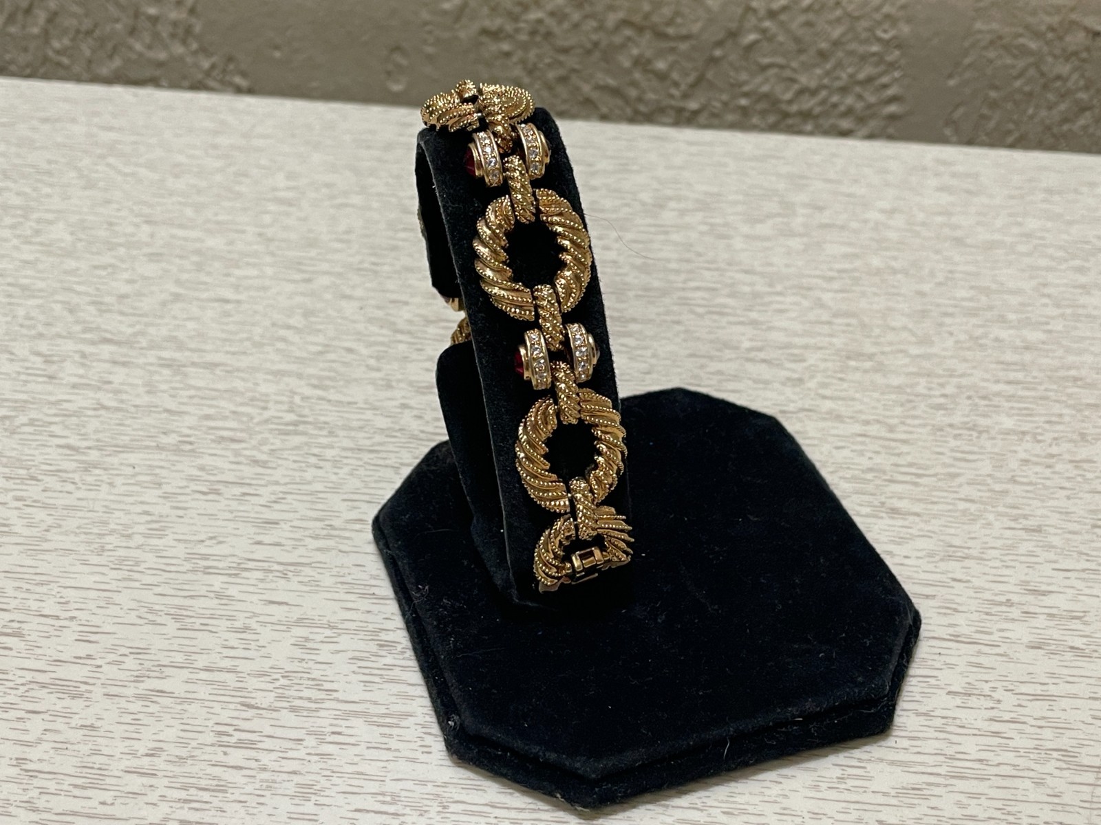 JACKIE KENNEDY HEAVILY TEXTURED RINGS WITH CLEAR AND RED RONDEL ENDCAPS BRACELET