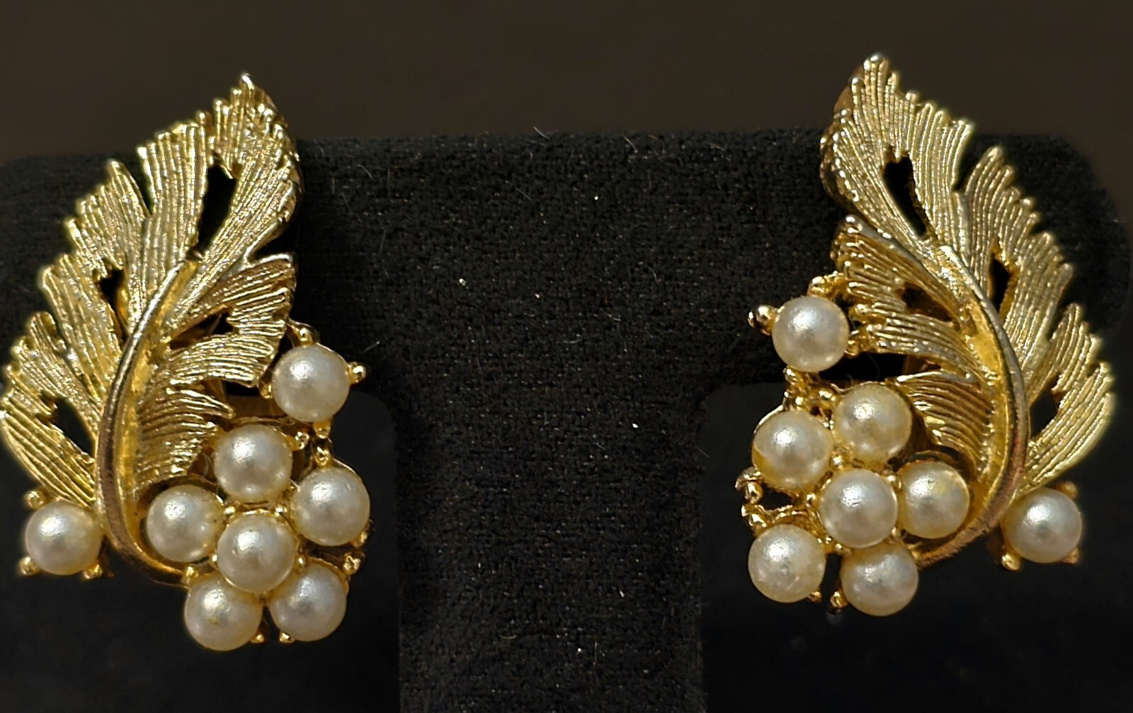 LISNER FAUX PEARLS GOLD GILTED LEAF DESIGN CLIP-ON EARRINGS-EC☆1.2″ L☆GORGEOUS