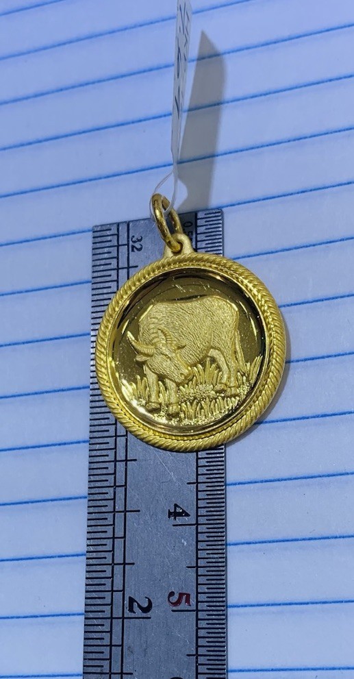 24k Solid Yellow Gold Shaped Round OX Pendant 7.69Grams( Hongkong