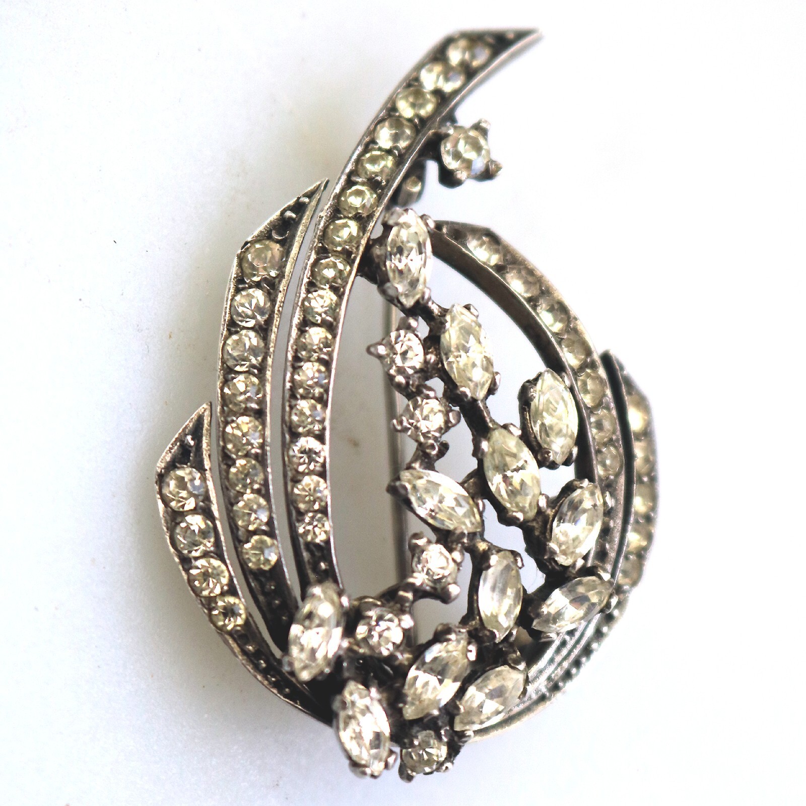 A vintage quality 925 solid silver & diamante Brooch – gift boxed 9g C.20thC