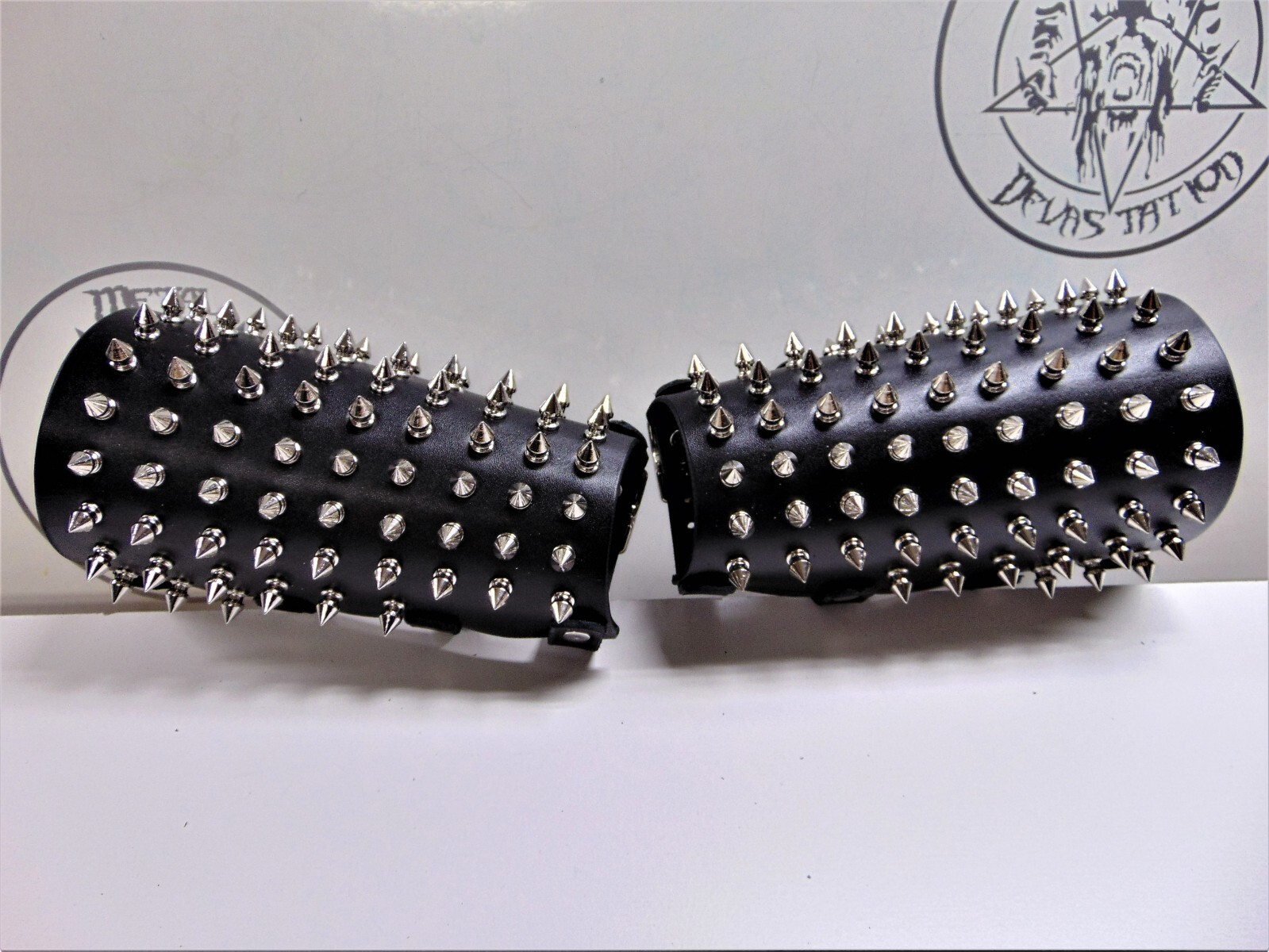 JUDAS ISCARIOT LEATHER SPIKED GAUNTLET BLACK METAL (MDLG0006)