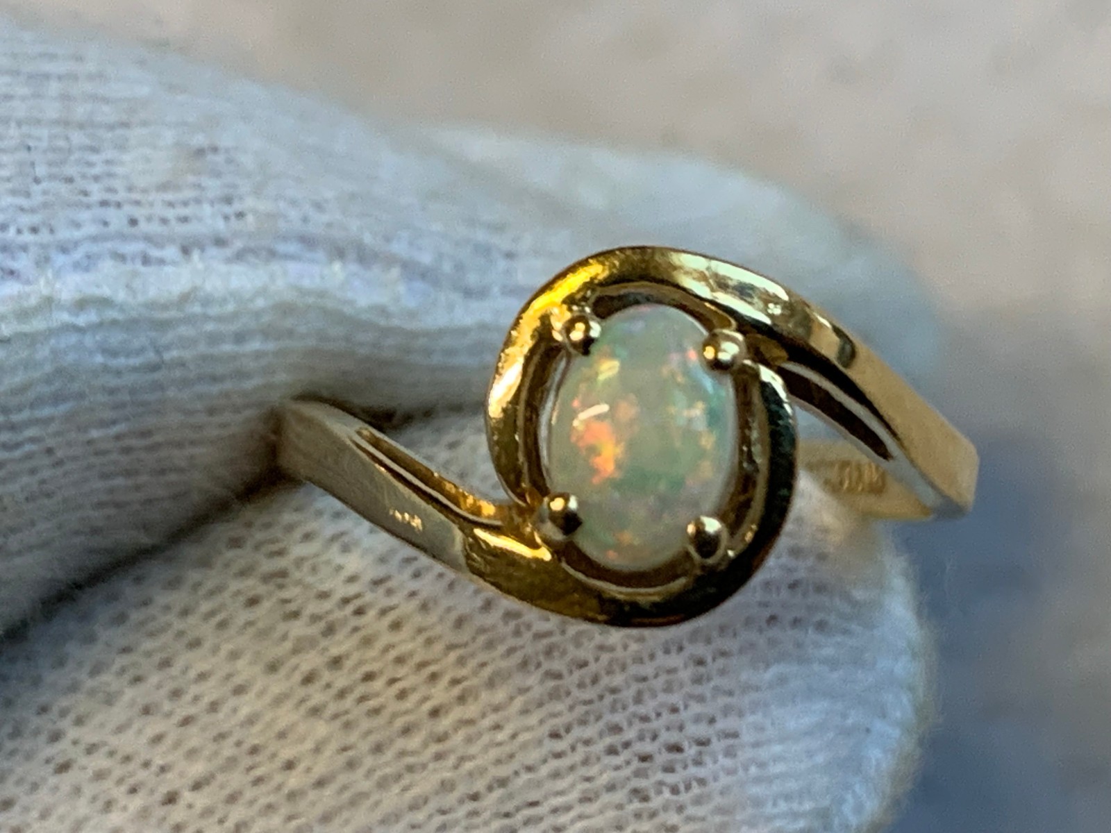 14K Yellow Gold Ring 1.95g Fine Jewelry Size 5 Band Opal Look Stone *READ*