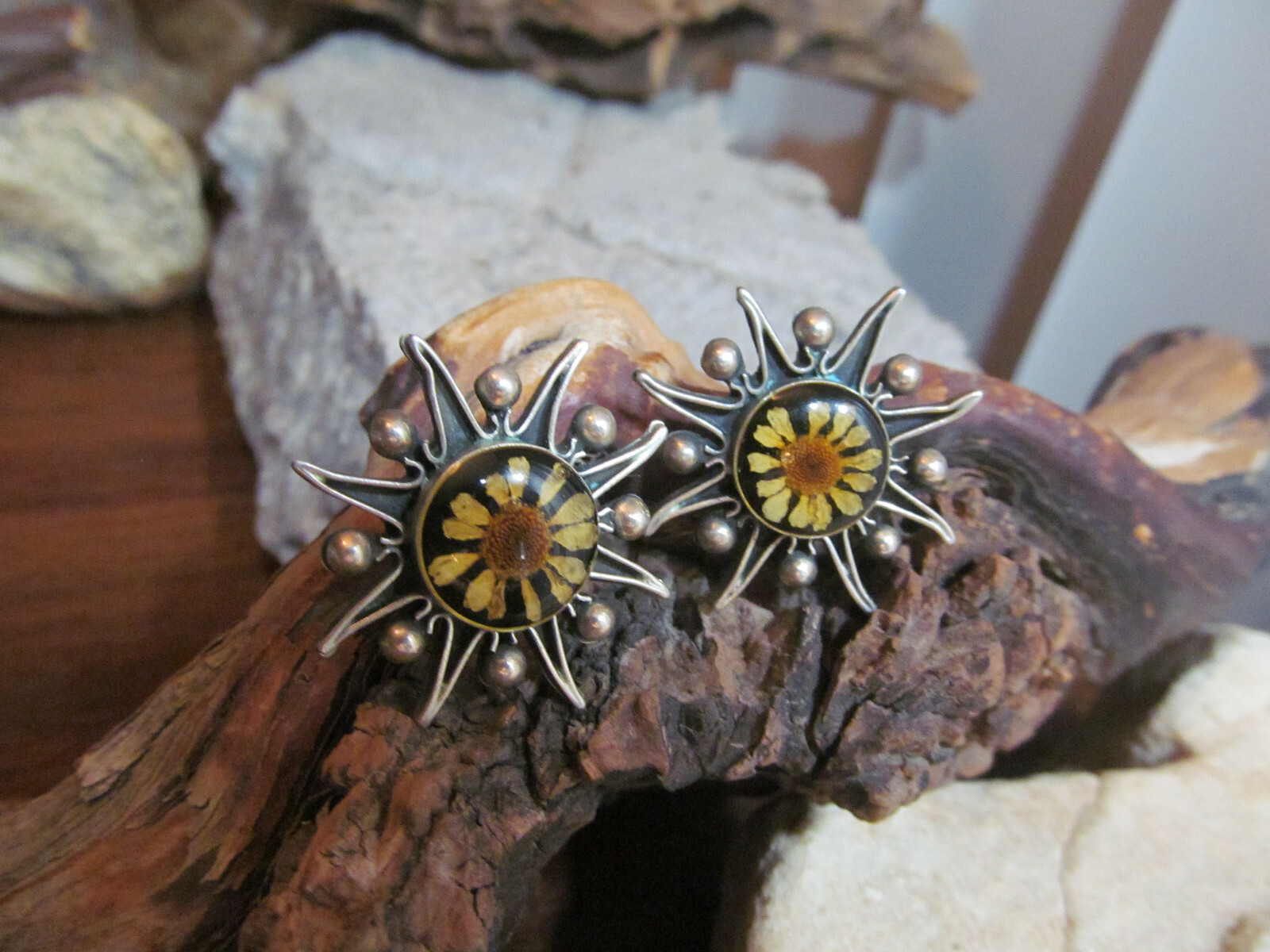 925 Sterling Silver Genuine Dried Flowers in Resin SUN Stud Earrings 10.7g Mex