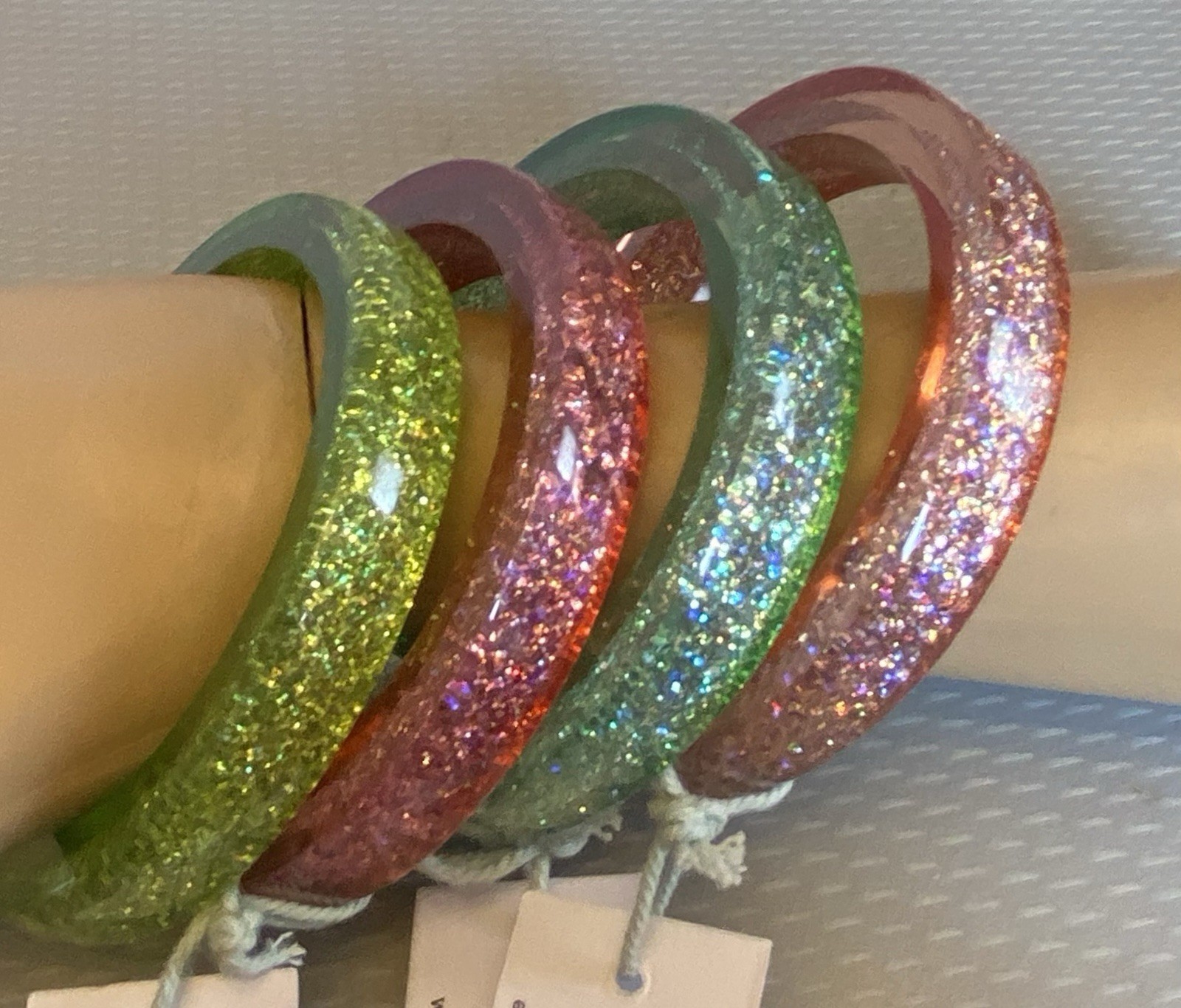 Bangle Set 4 Lucite Plastic Glam Glitter Duchess Pink Green Splendette w/tags 8″