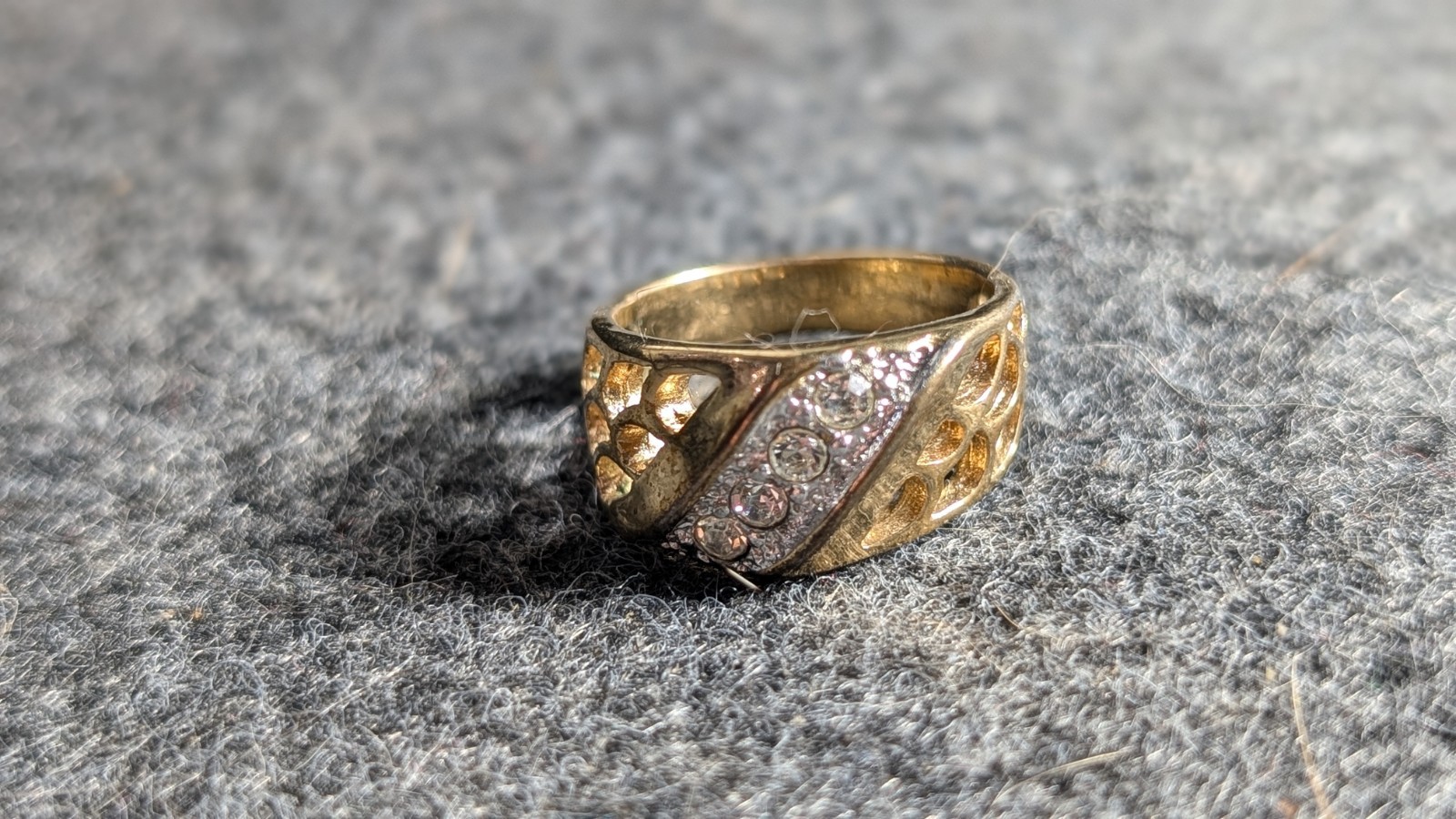 14K Yellow Gold Band Ring Size 8 White Round Crystal Inlay Diamond Accents