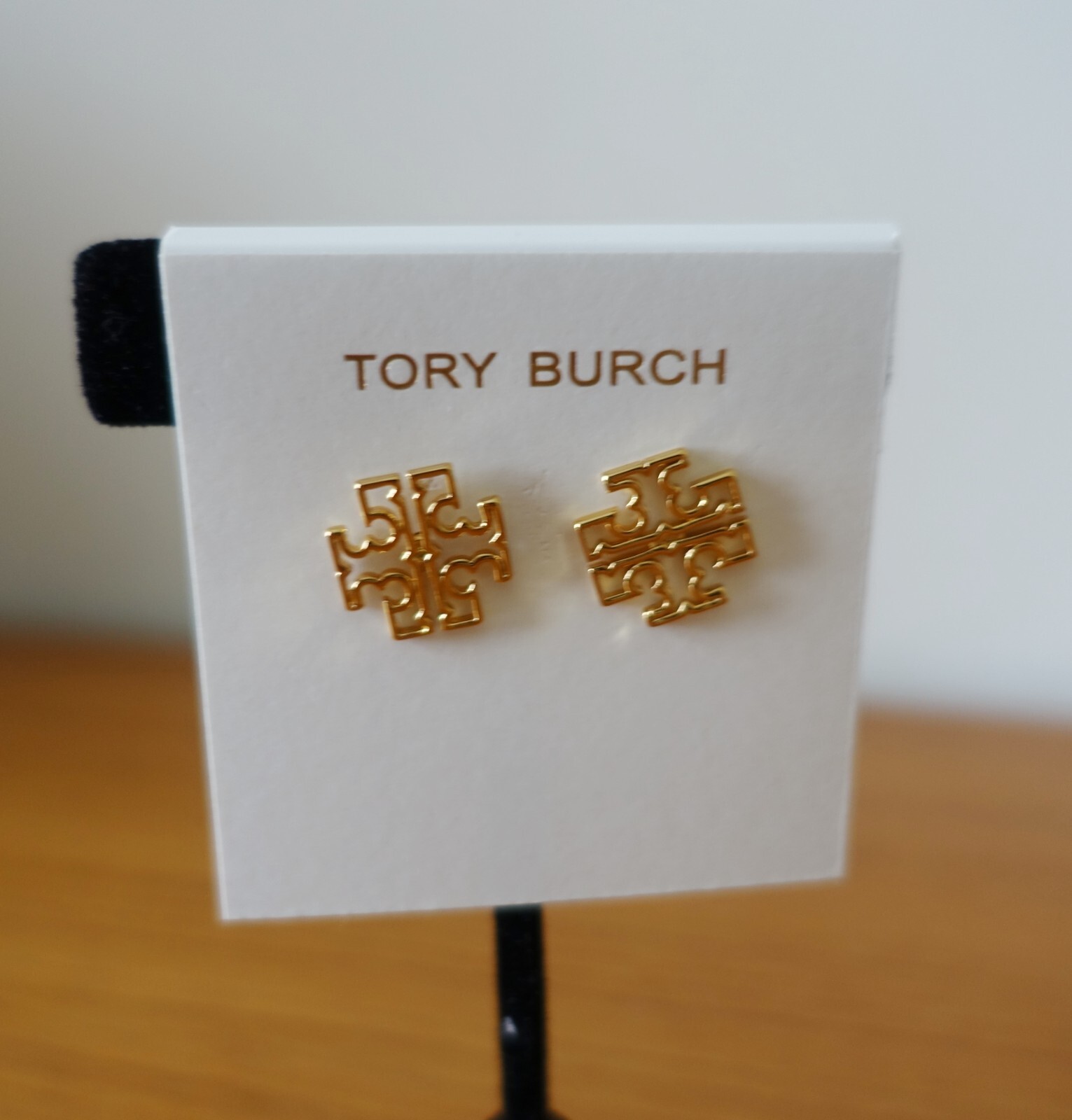 TORY BURCH BRITTEN MINI ‘T’ LOGO EARRINGS IN GOLD. NEW