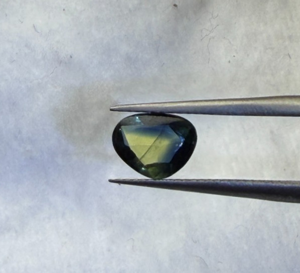 2.25 CTS, AUSTRALIAN SAPPHIRE, UNSHAPE, 7.6 X 5.9 X 2.9 MM, YELLOW/BLUE, S1