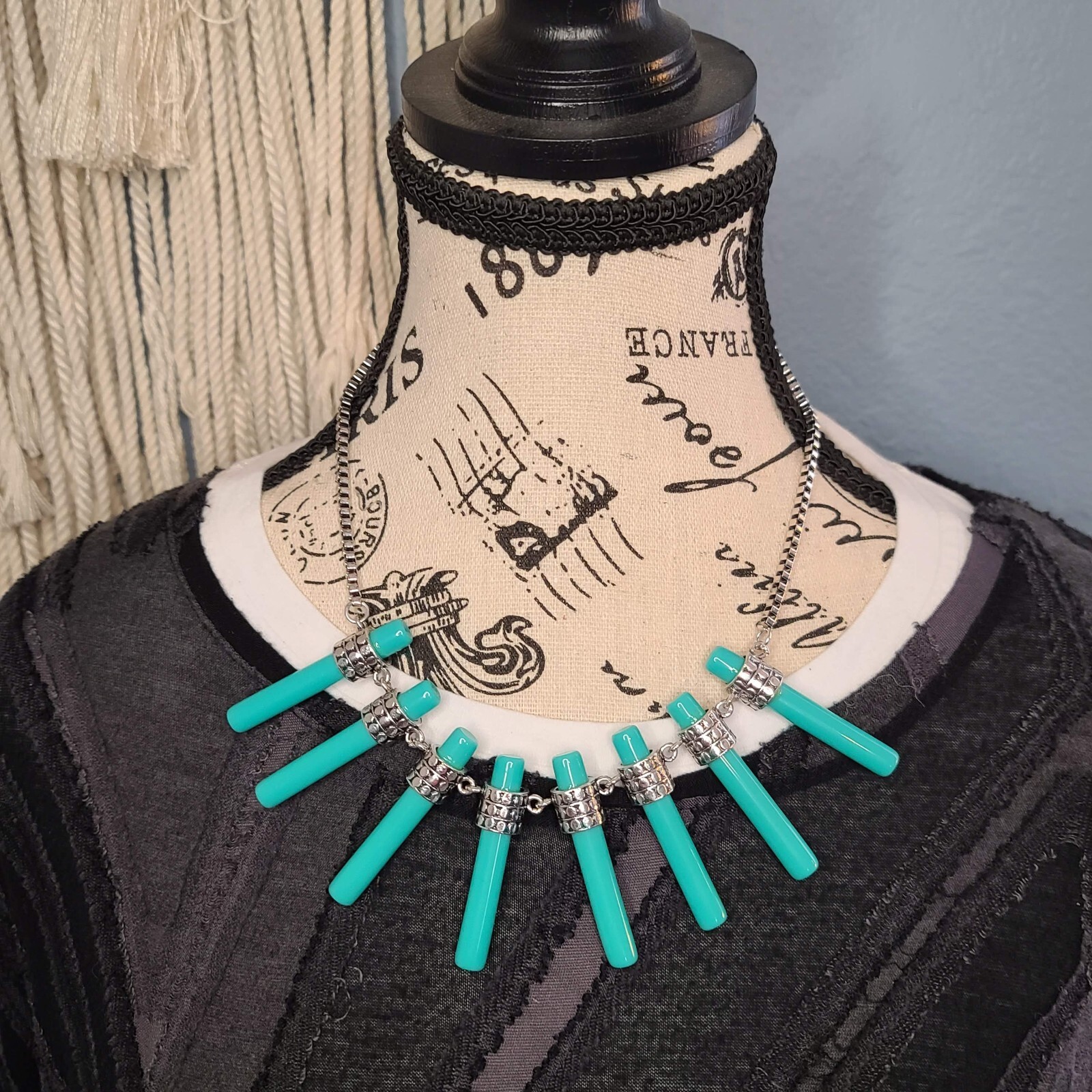 7 Charming Sisters”Nothing Compares”Silver Box Link & Turquoise Acrylic Necklace