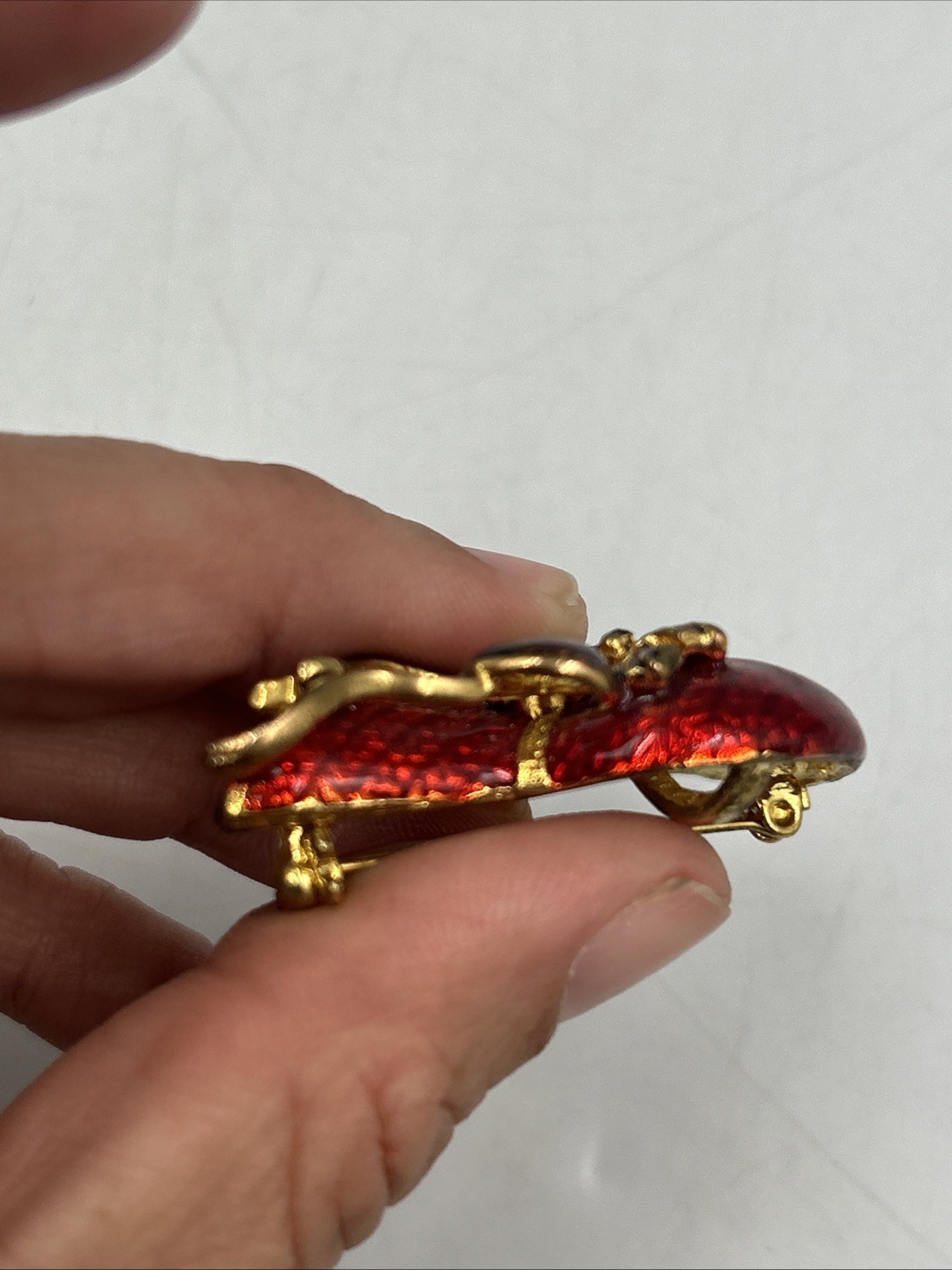 Red Hat Society, pin or pendant Purple Bow, gold tone 2″