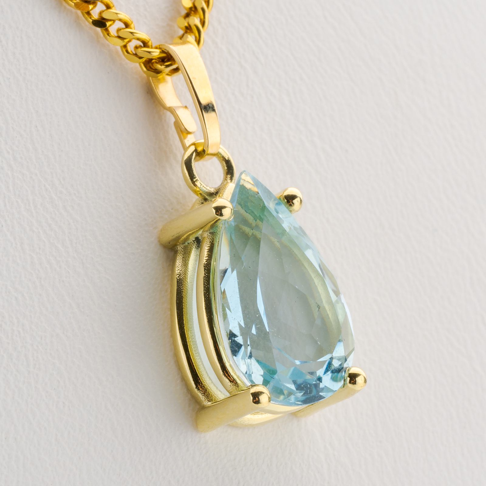 14k gold pendant with an aquamarine
