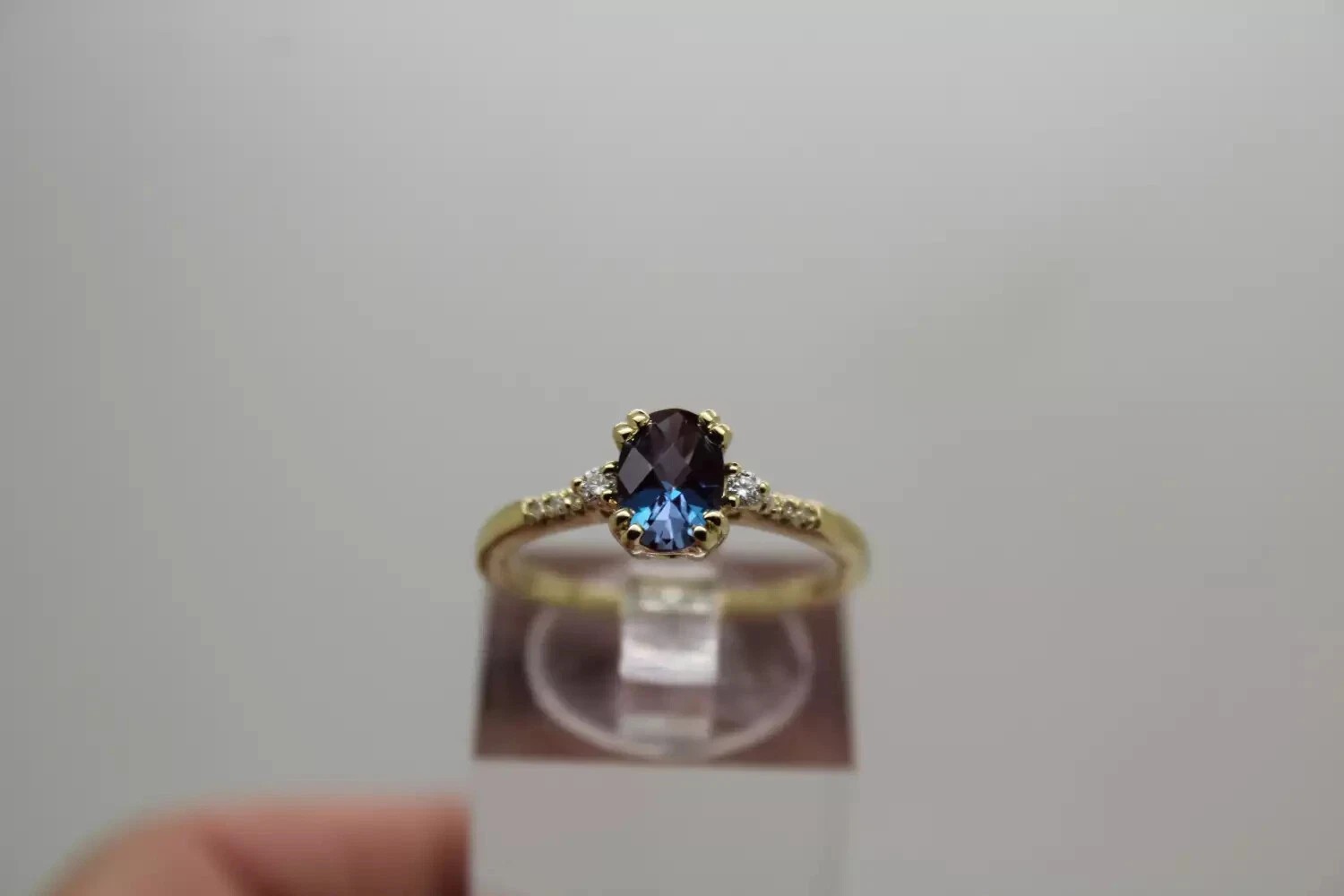 2.25 Ct Oval Cut Alexandrite Women’s Wedding Ring 14K Solid Yellow Gold