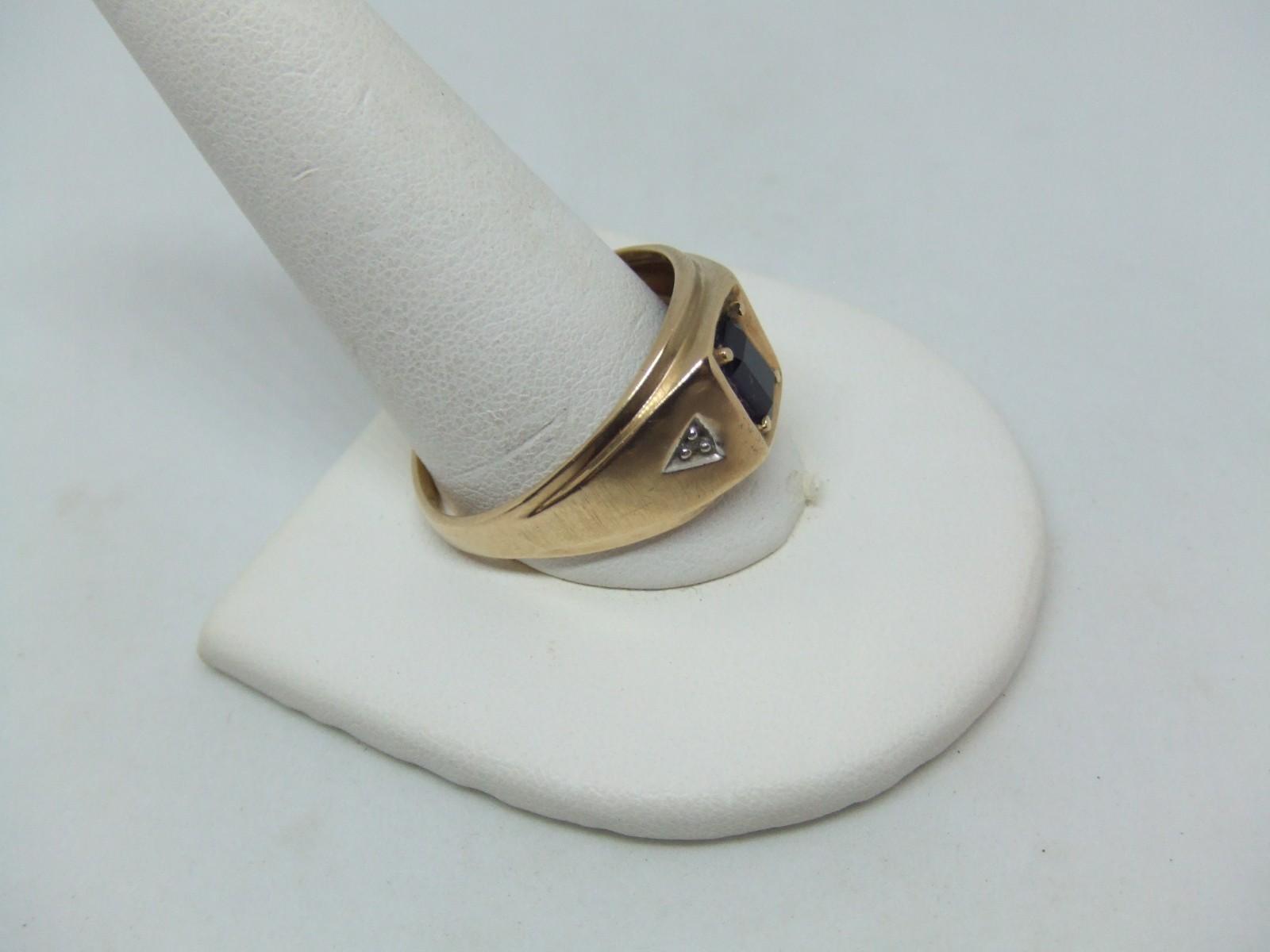 Men’s 10k y.g. onyx ring size 13.5