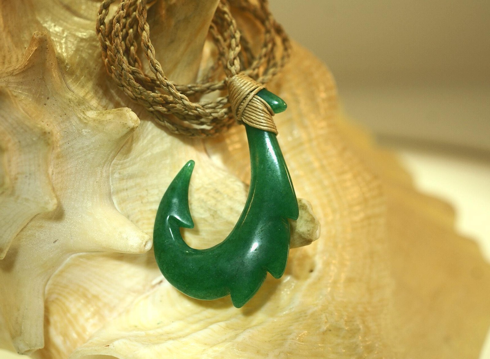 30MM HAND-CARVED GREEN JADE HAWAIIAN POLYNESIAN MAKAU SHARK FISH HOOK NECKLACE