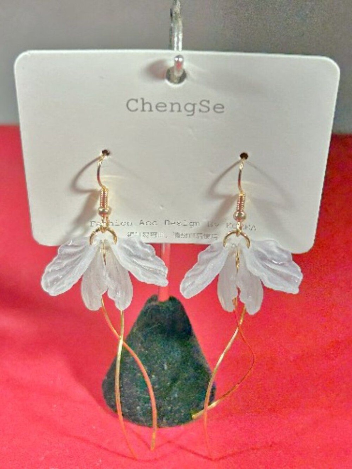 Beautiful ChengSe White Flower Dangle Earrings – Boho Chic & Elegant!
