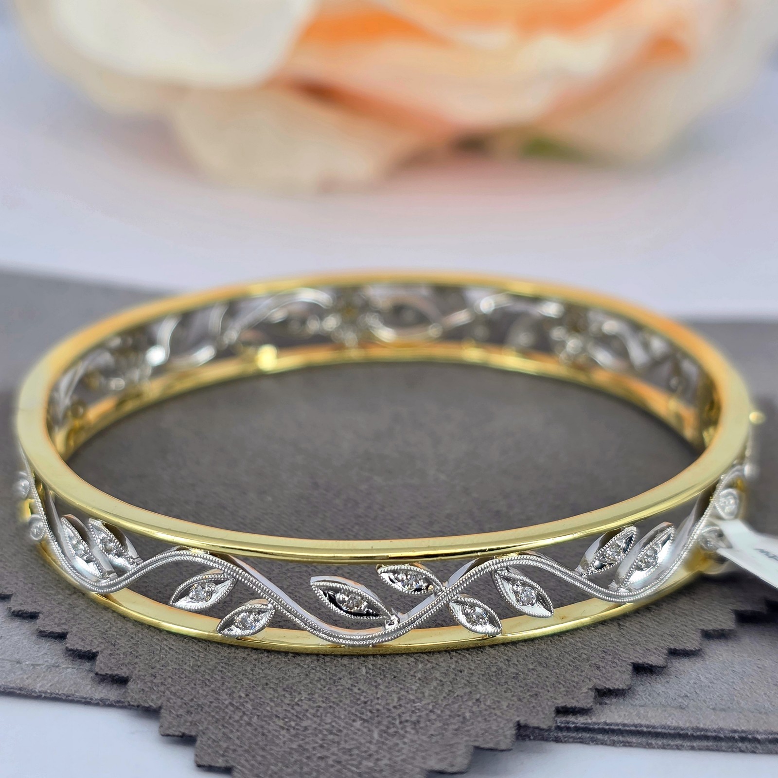 $10,890 Simon G. Trellis Floral 18kt Two-Tone 1ctw Natural Diamond Bracelet