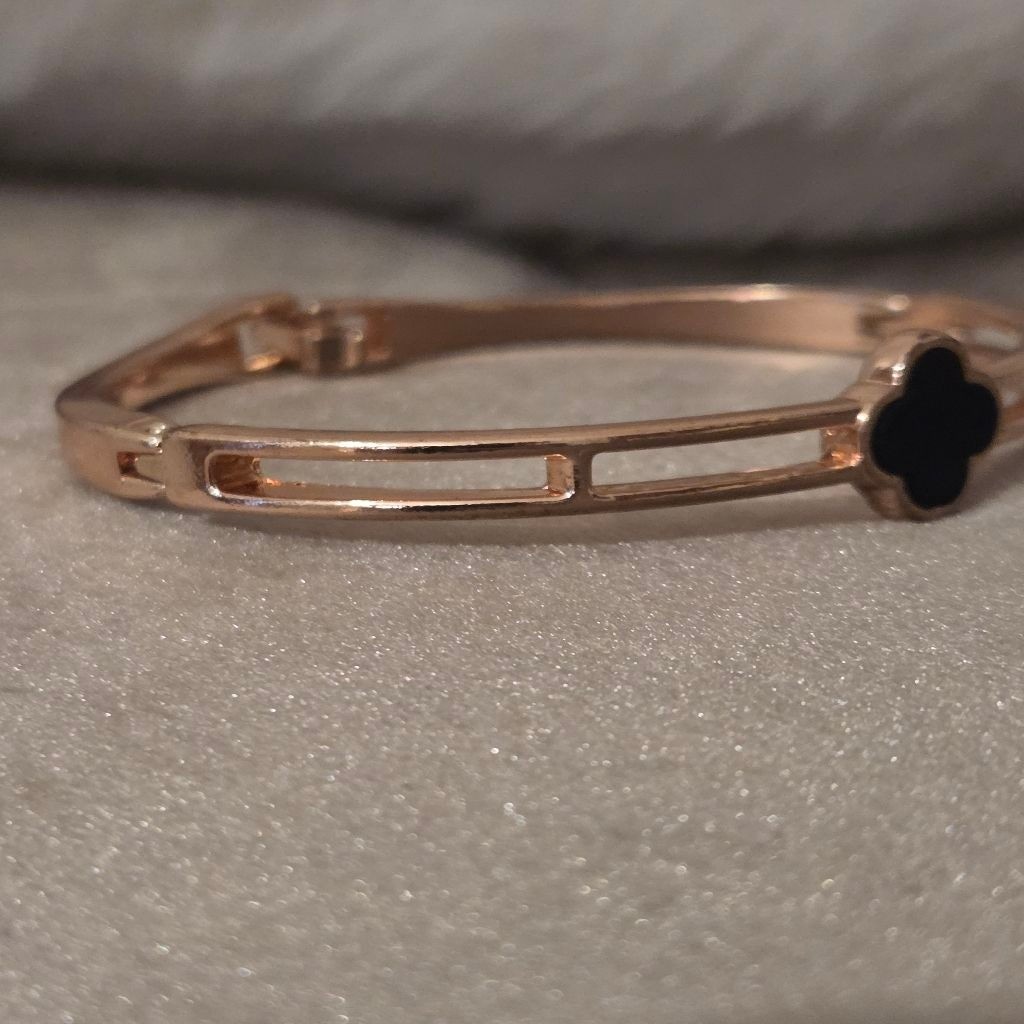 Women’s Unbranded Rose Gold and Black Clover Bangle Bracelet, One Size