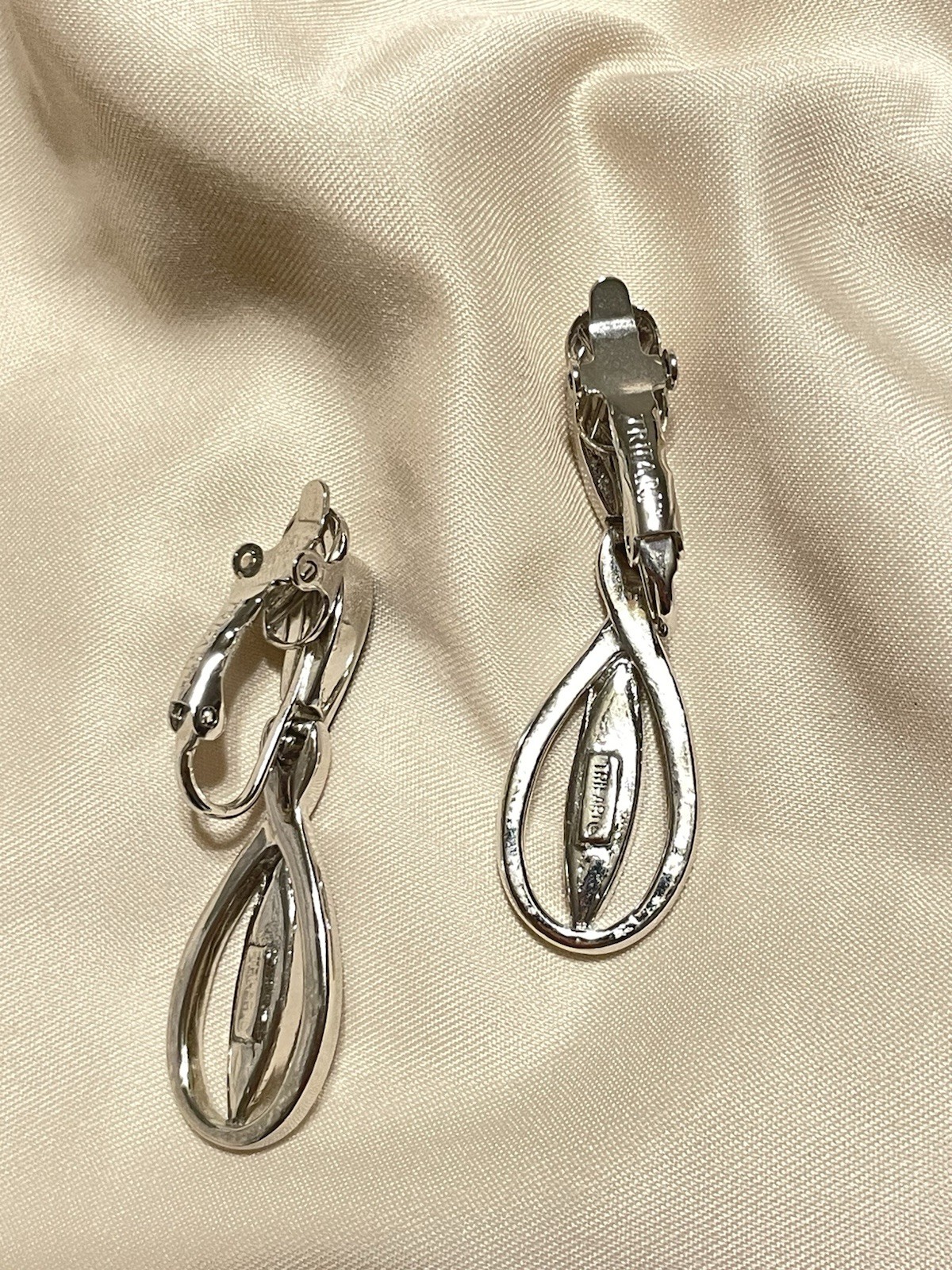 Vintage Trifari Silver Tone Black Teardrop Dangle Drop Clip-On Earrings