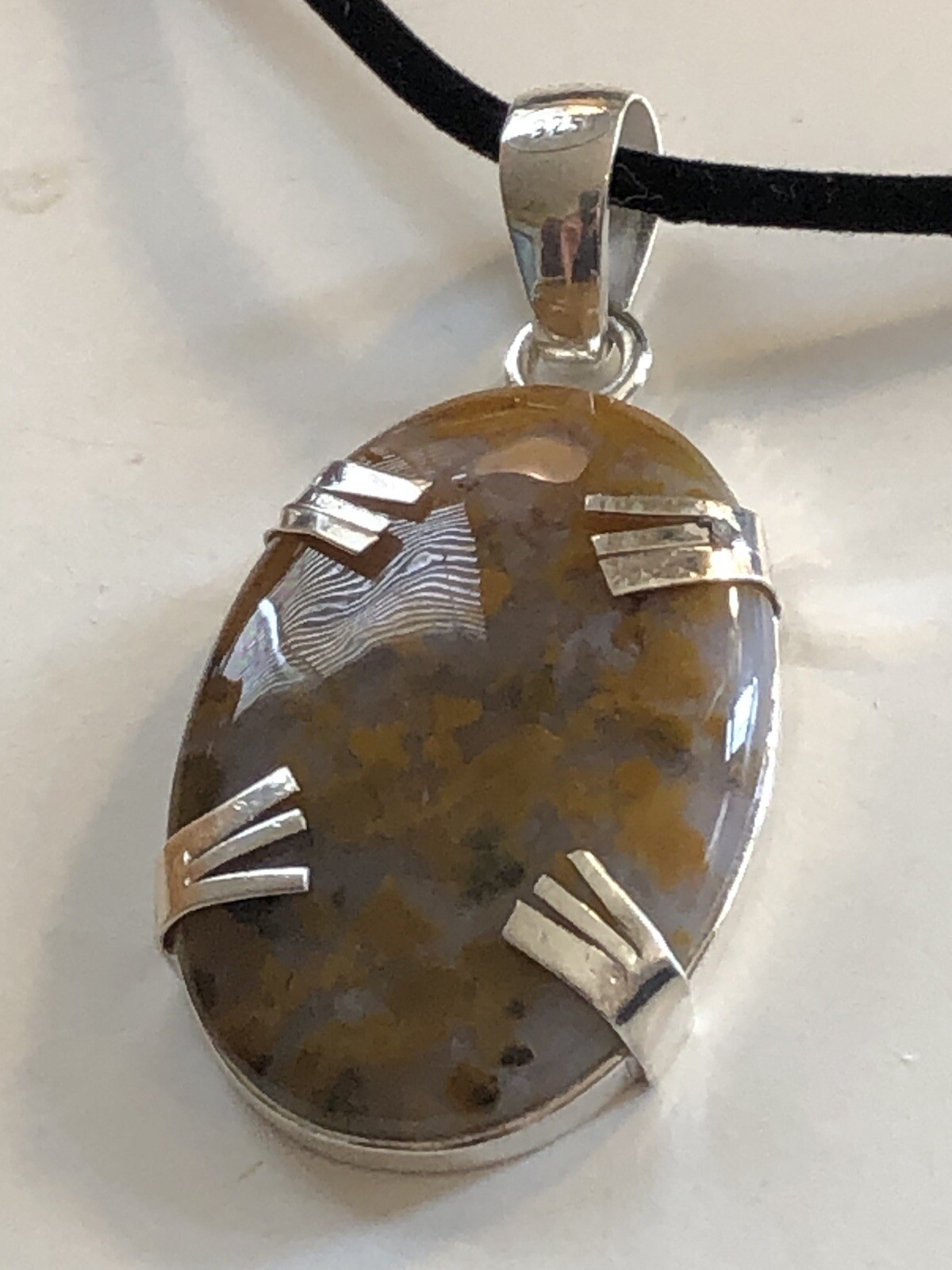 Oval Translucent Plume Agate Gemstone Pendant Open-back Claw Mount Necklace
