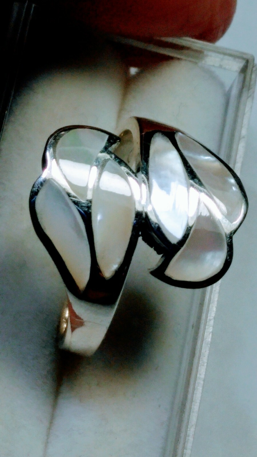 FETCHING STERLING SILVER .925 WITH MOP INLAYS DESIGNER RING IN SIZE 9.0-9.25