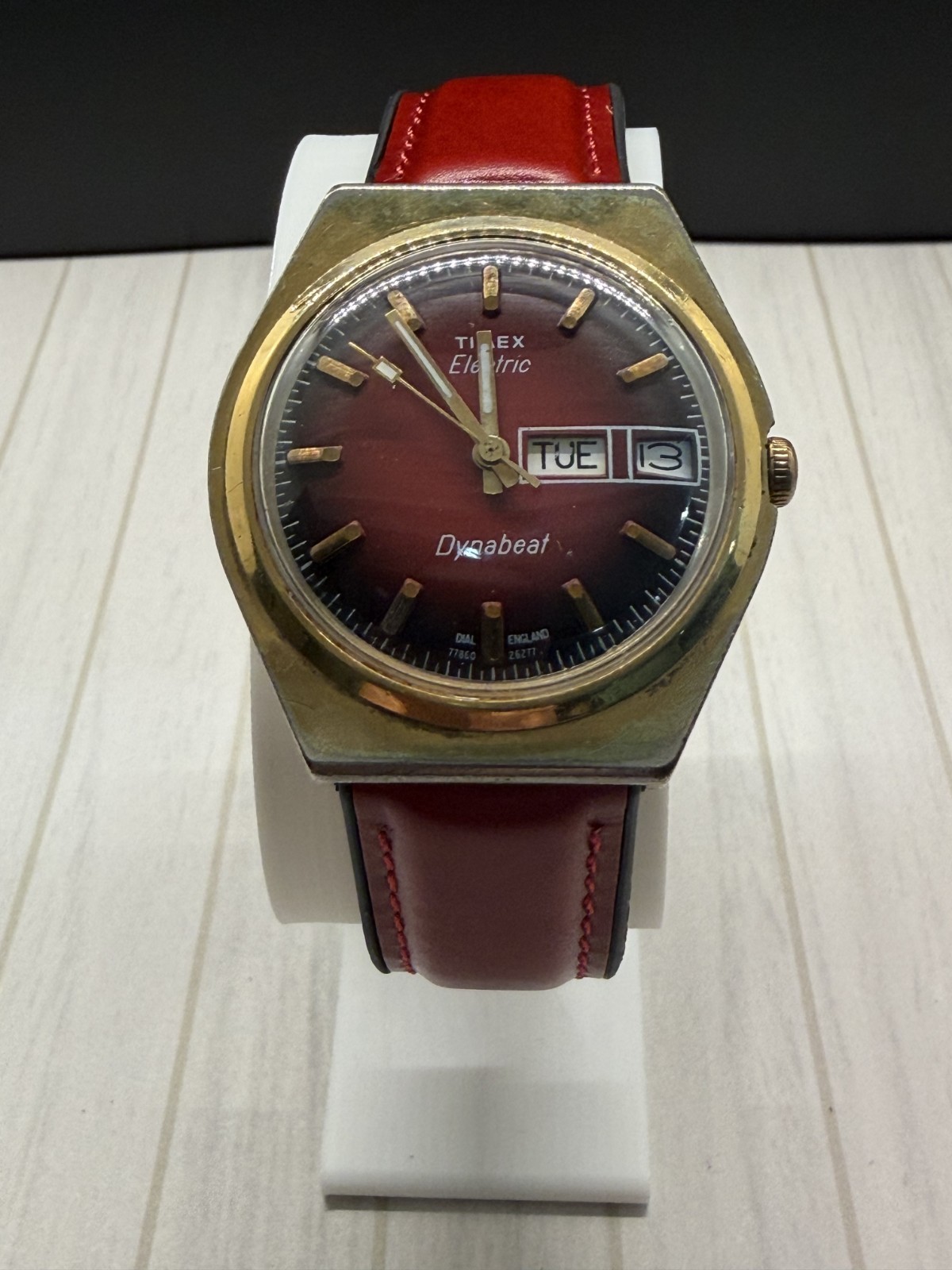 Vintage Timex Electric Dynabeat Mens Watch Burgundy Day Date Dial England