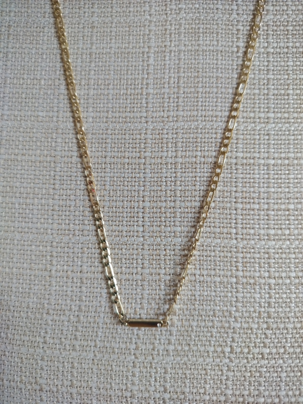 Figaro 15″ Gold Tone Chain With 2″ Extender. Has a Gold Tone Bar With bar charm